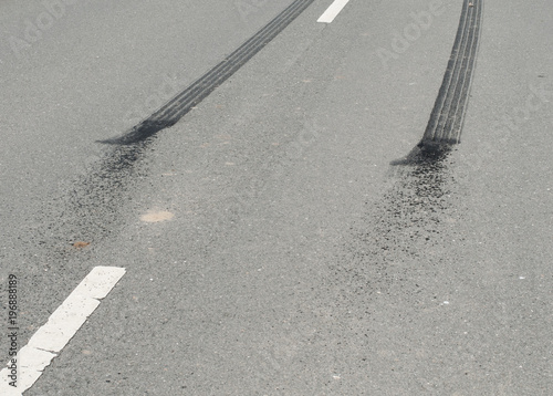 Bremsspuren auf der Straße nach einem Unfall