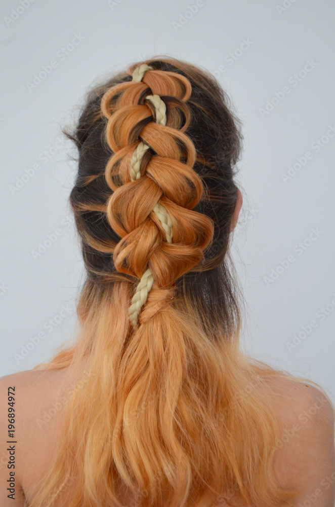 Девочка-подросток с современными косами, волос канекалон натурального ...