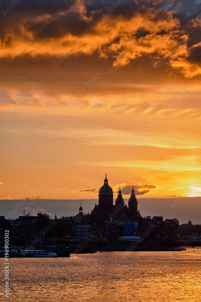 Naklejka premium Amsterdam panoramę miasta z kościołem św Mikołaja na su