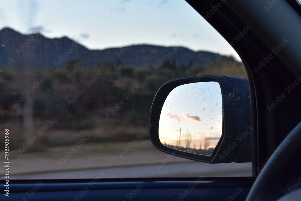 Atardecer conduciendo en el coche