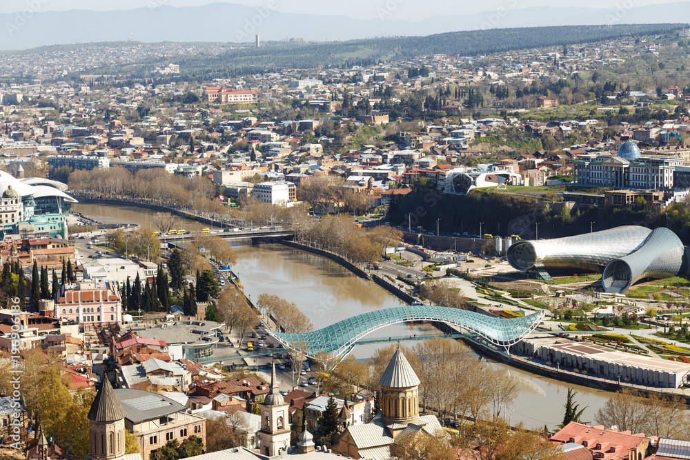 Obraz premium Peace Bridge in Tbilisi during the day