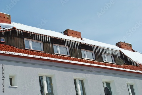 Obraz na płótnie Sople lodu na dachu w salonie