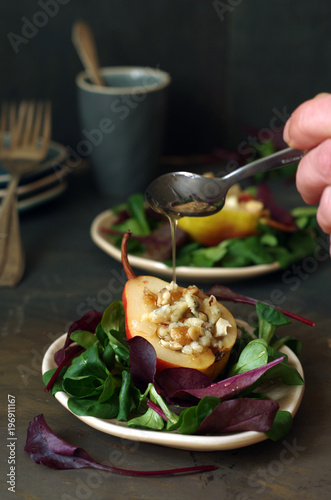Birne mit Gorgonzola und Nüssen auf Feldsalat und rotem Mangold mit Honigdressing