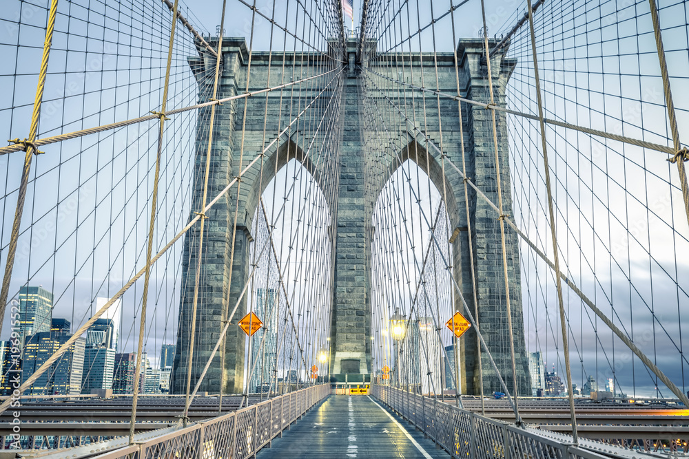 Obraz premium Na słynnym Brooklyn Bridge