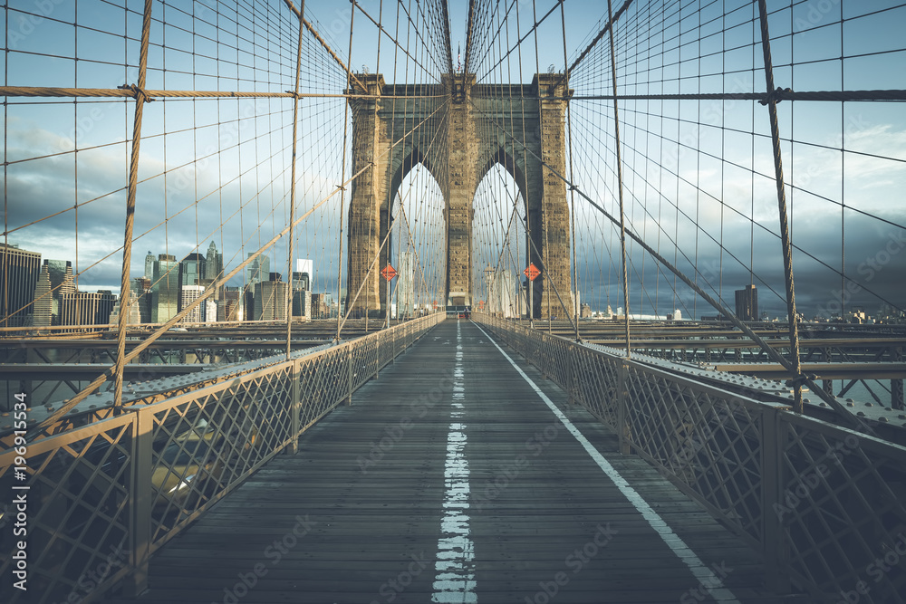 Naklejka premium Rano na słynnym Brooklyn Bridge