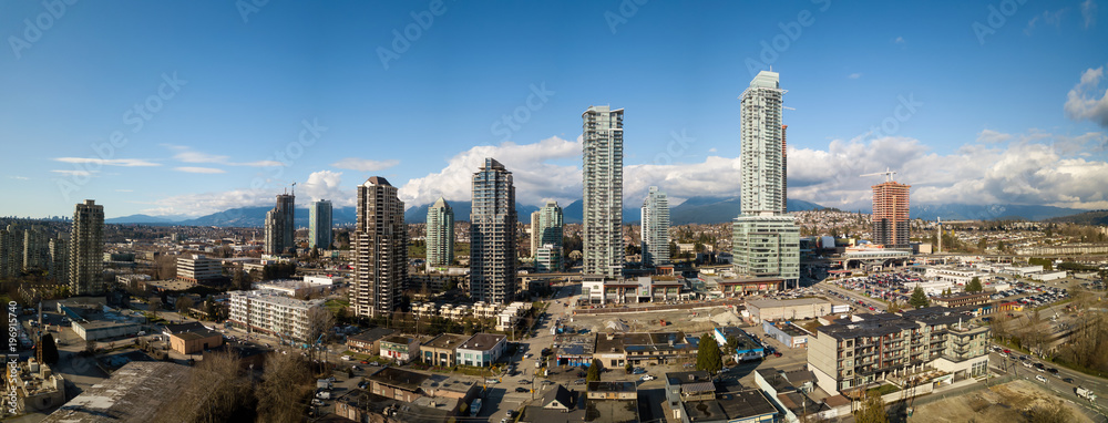 Fototapeta premium Burnaby, Greater Vancouver, British Columbia, Kanada - 3 marca 2018: Widok z lotu ptaka na centrum handlowe Brentwood i budynki mieszkalne.