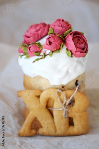 Easter cake with raisins and cream roses 