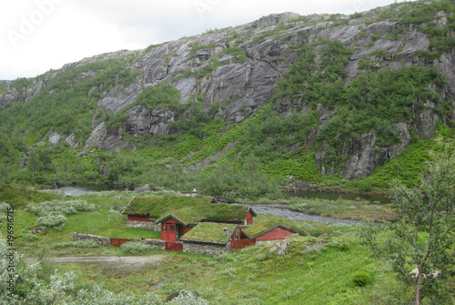 Norwegia Południowa - tradycyjne drewniane domy z dachem porośniętym trawą u podóża góry photo