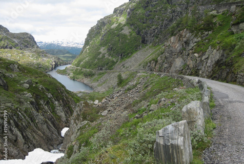 Norwegia, okolice Roldal - droga wśród gór i jezioro photo