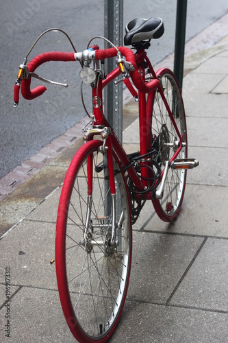 Vélo rouge attaché