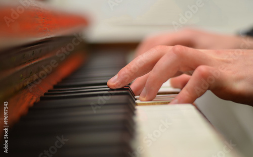 piano playing fingers