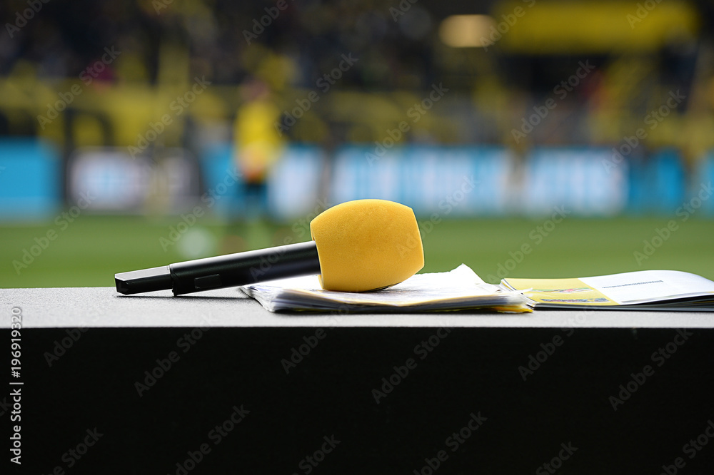 Fototapeta premium Gelbes Mikrofon auf TV Moderationspult im Stadion