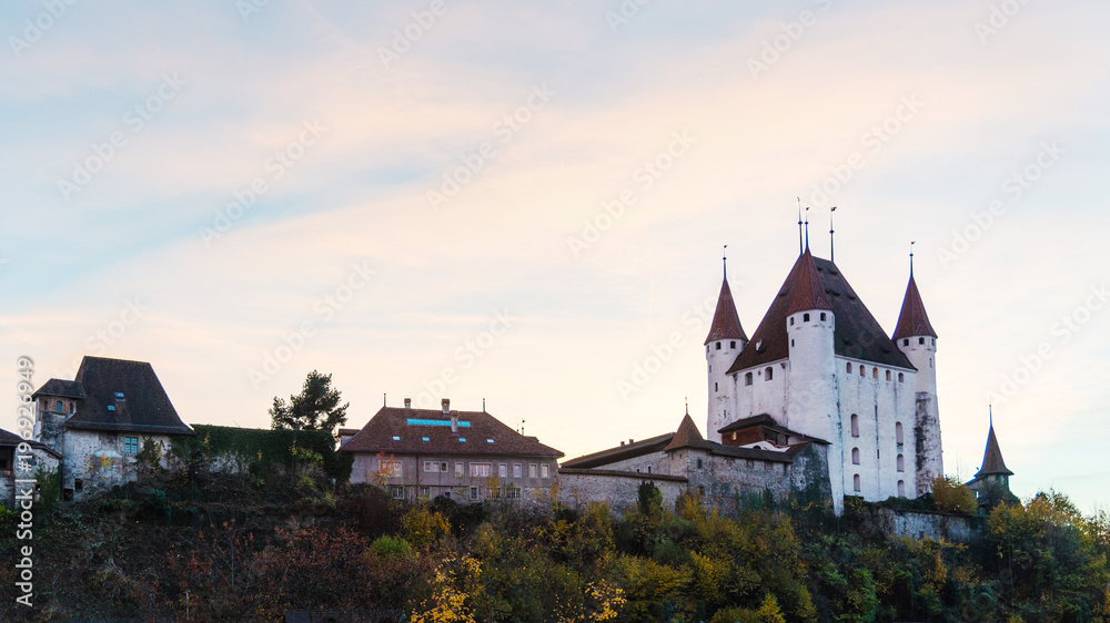 Schloss Thun bei Sonnenuntergang, Berner Oberland, Schweiz, Europa