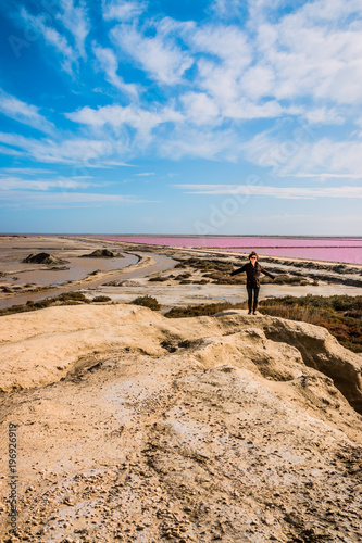 Photography Femme et Salins du Giraud depuis le point de vue du sel en Camargue