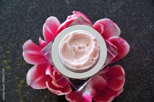 kosmetik creme in einem Tiegel mit Tulpen photo