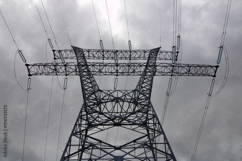 Poste de energia eléctrica de alta tensão. Stock Photo | Adobe Stock