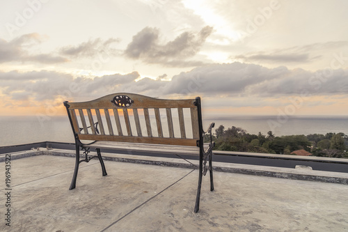 скамейка с видом на море с закатом на Пхукет