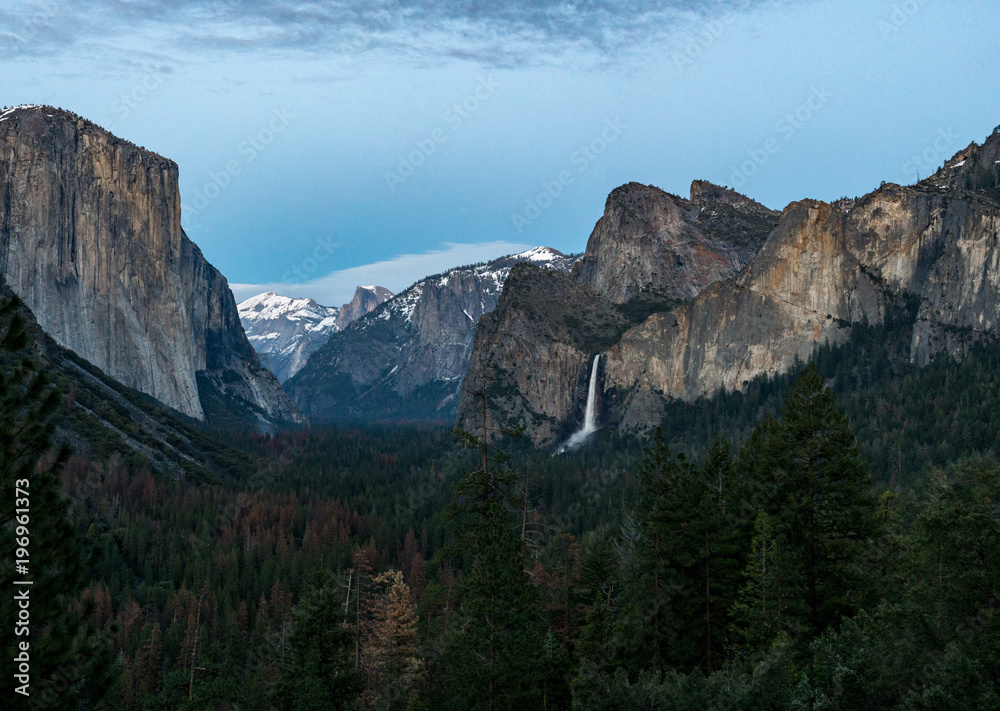 Obraz premium Yosemite Valley Waterfall