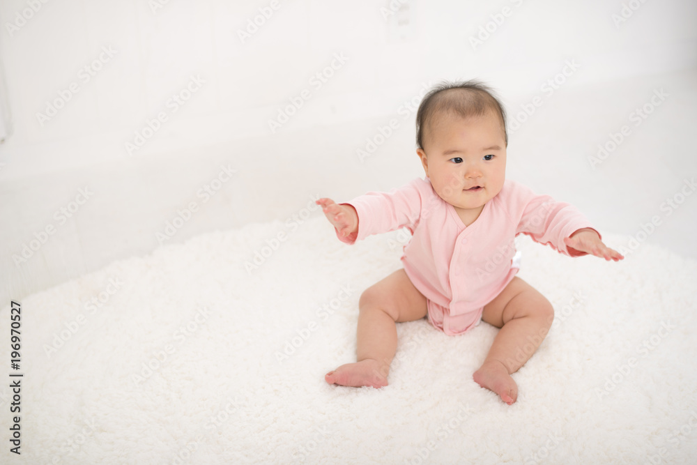 手を伸ばす赤ちゃん 手を伸ばす赤ちゃん