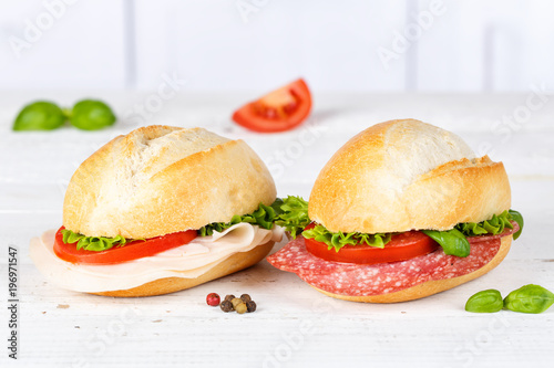 Brötchen Baguettes belegt mit Salami und Schinken Textfreiraum Copyspace auf Holzbrett photo