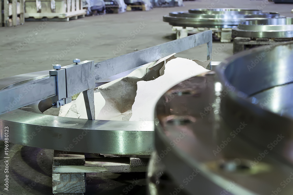 Φωτογραφία Measurement of the flange for the heat exchanger with a large vernier caliper