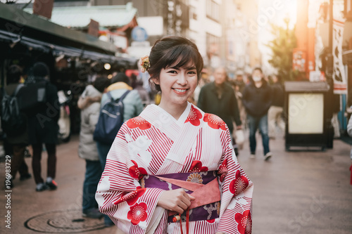 Fototapet Attractive asian woman wearing kimono at Sensoji Asakusa Temple, Tokyo, Japan