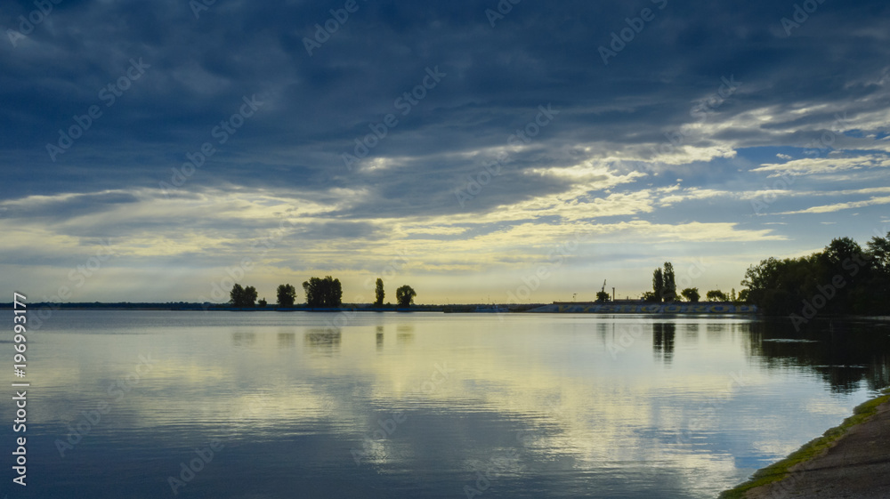 Naklejka premium the lake meets the dawn