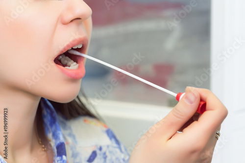 Foto Taking a sample of saliva from the lips of a woman close up