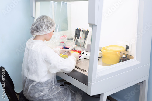 Canvastavla Close-up of female technician with multipipette and in genetic laboratory doing PCR research