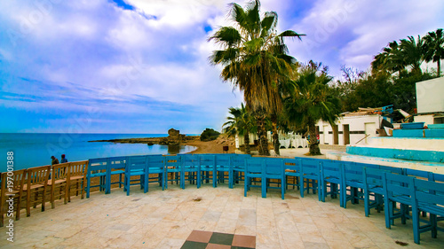 tatil sahil sandalye  mavi deniz palmiye © aslhan