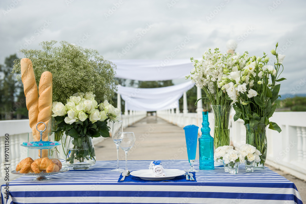 Φωτογραφία Decoration of Dinner table on white bridge and arch background near ocean beach of Thailand