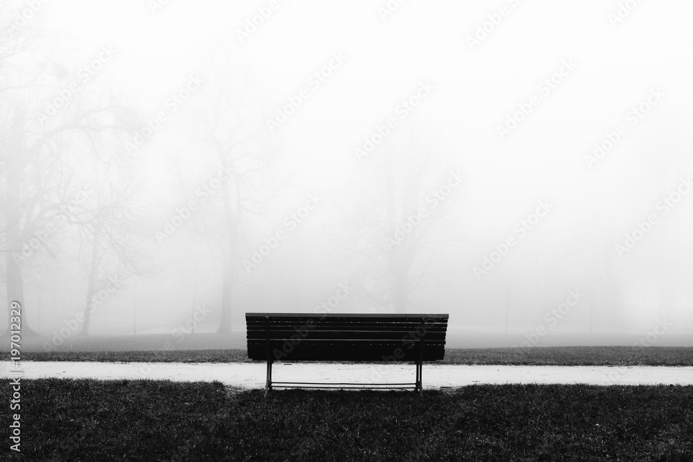 Sitzbank auf dem Friedhof. Einsamkeit und Ruhe