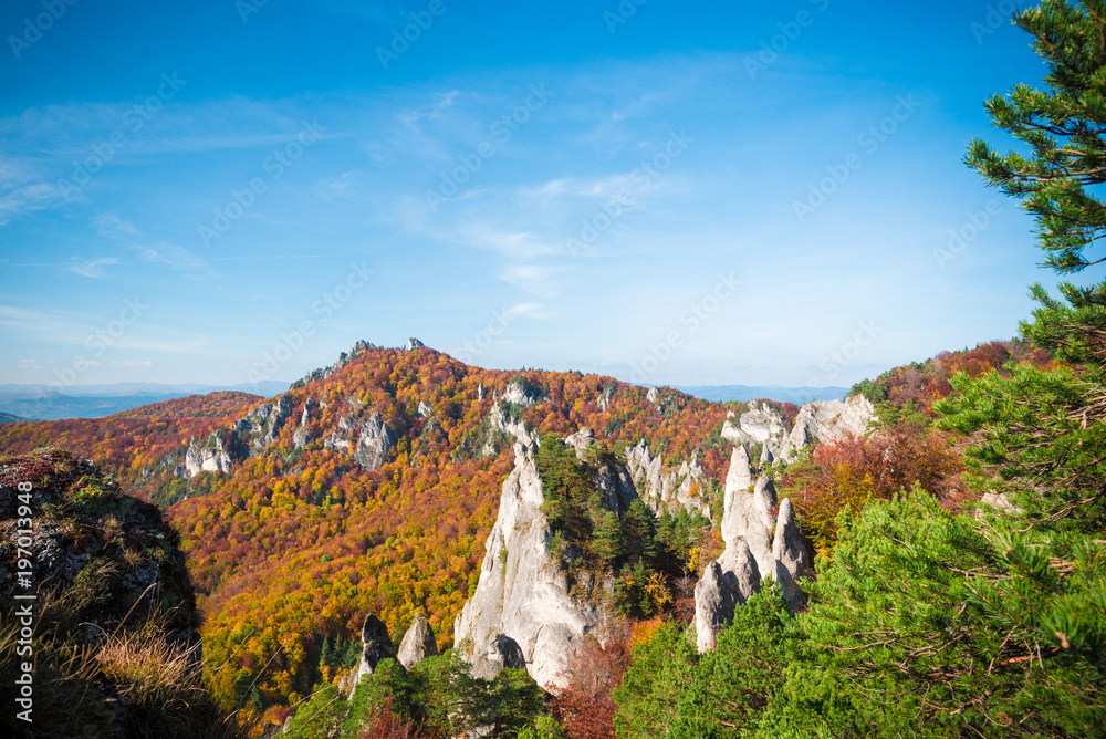 Φωτογραφία Autumnal red colored view from Sulov rockies - sulovske skaly - Slovakia