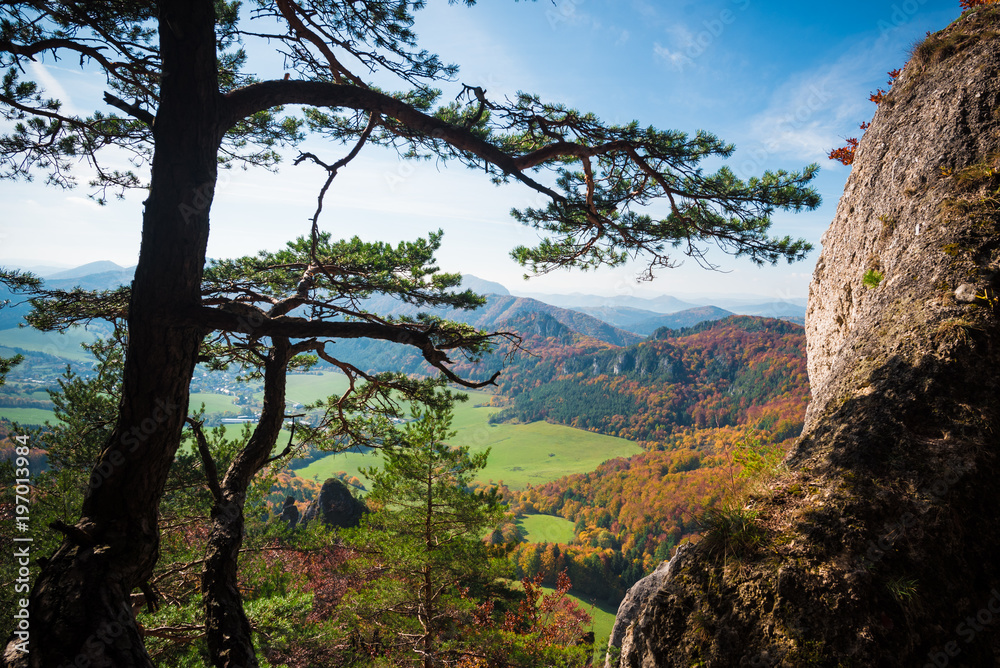 Φωτογραφία Autumnal red colored view from Sulov rockies - sulovske skaly - Slovakia