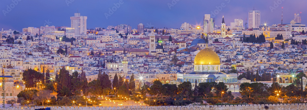 Fototapeta premium Jerozolima - Panorama z Góry Oliwnej do starego miasta o zmierzchu.