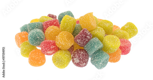 Φωτογραφία A portion of sugar coated gummy candy pieces isolated on a white background