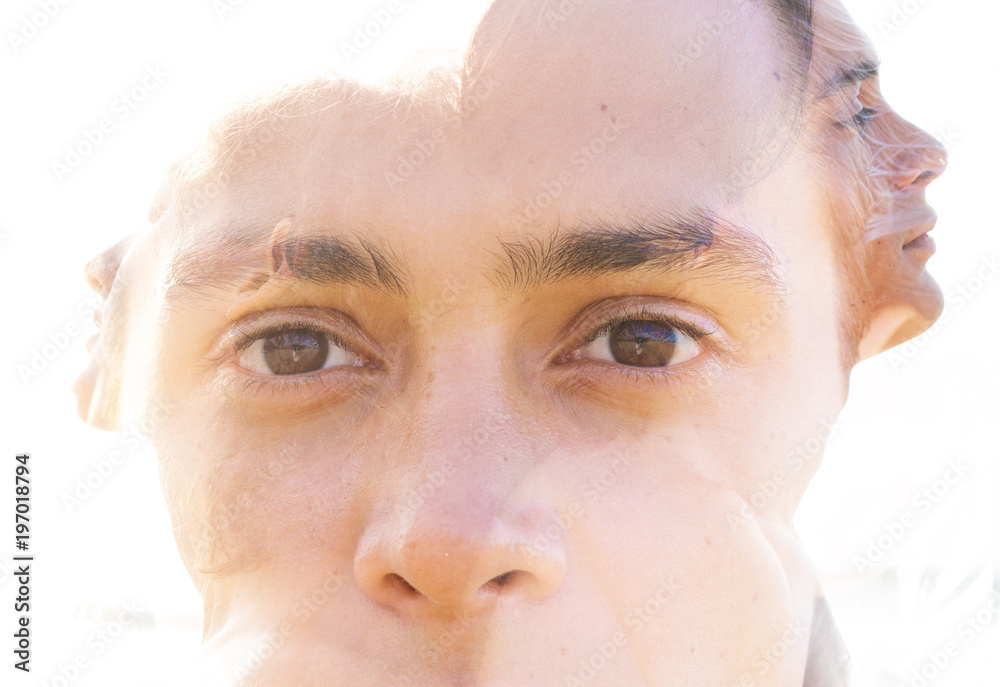 Φωτογραφία Double exposure portrait of a young fit man, pensive yet relaxed blended seamles
