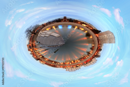 Panorama 360 stopni wierzowca, oświetlenie nocą, w stylu mini planety.
