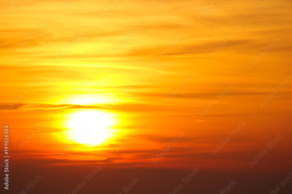 cielo al tramonto con sole di fuoco