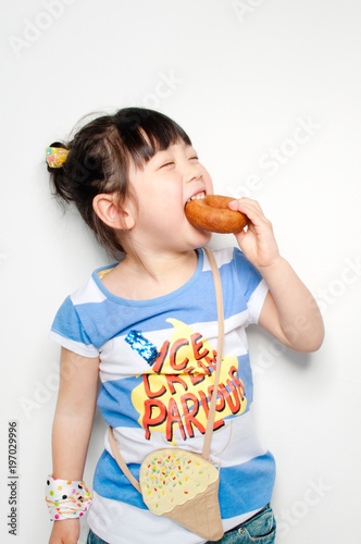 ドーナツ食べる女の子