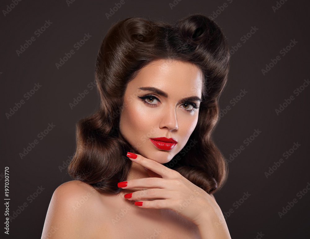 Red lips makeup and manicure nails. Retro Woman portrait. Beautiful  brunette girl with pin up hairstyle over dark background. Presenting your  jewelry product. Stock Photo | Adobe Stock