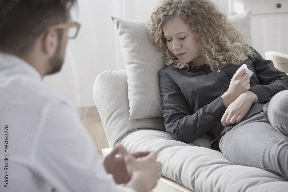 Obraz premium Woman crying in psychotherapist's lounge