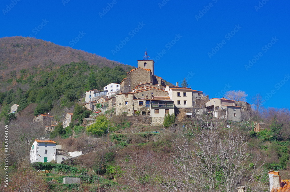 Village médiéval sur fond de ciel bleu