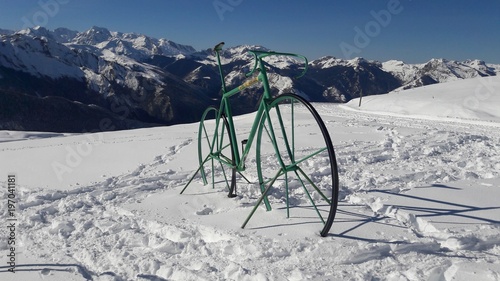 Vélo dans la neige au col de l'aubisque dans les Pyrénées photo