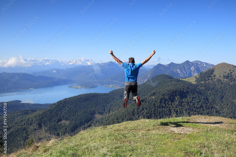 glücklicher Mann springt erfreut in die Luft glücklicher Mann springt erfreut in die Luft
