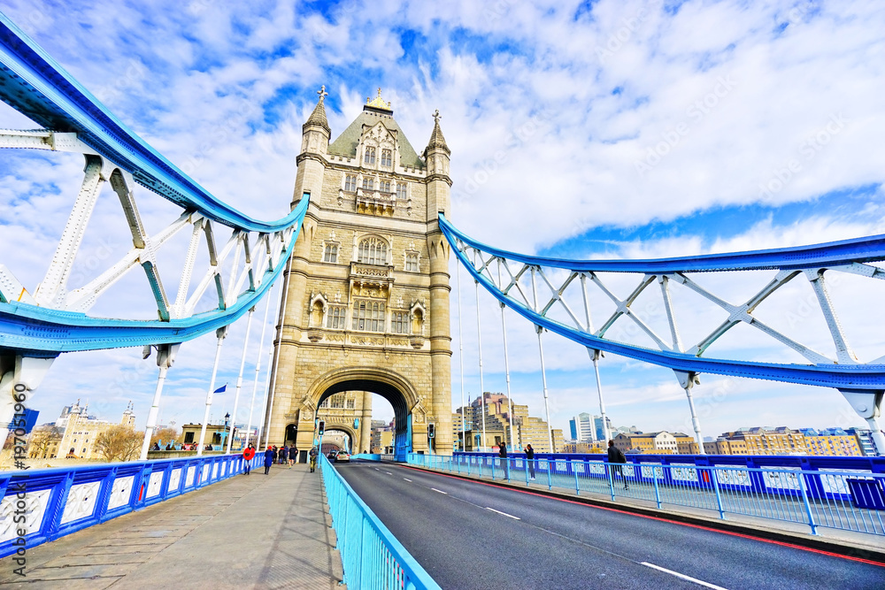 Obraz premium View of Tower Bridge in London on a sunny day
