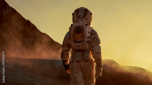 Tela Shot of Astronaut Confidently Walking on Mars