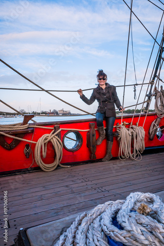 Femme sur la frégate de Port Saint-Louis-du-Rhône photo