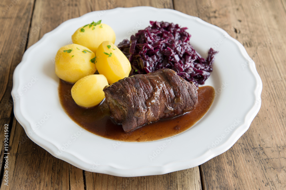 Rinderroulade mit Rotkohl und Kartoffeln Stock Photo | Adobe Stock