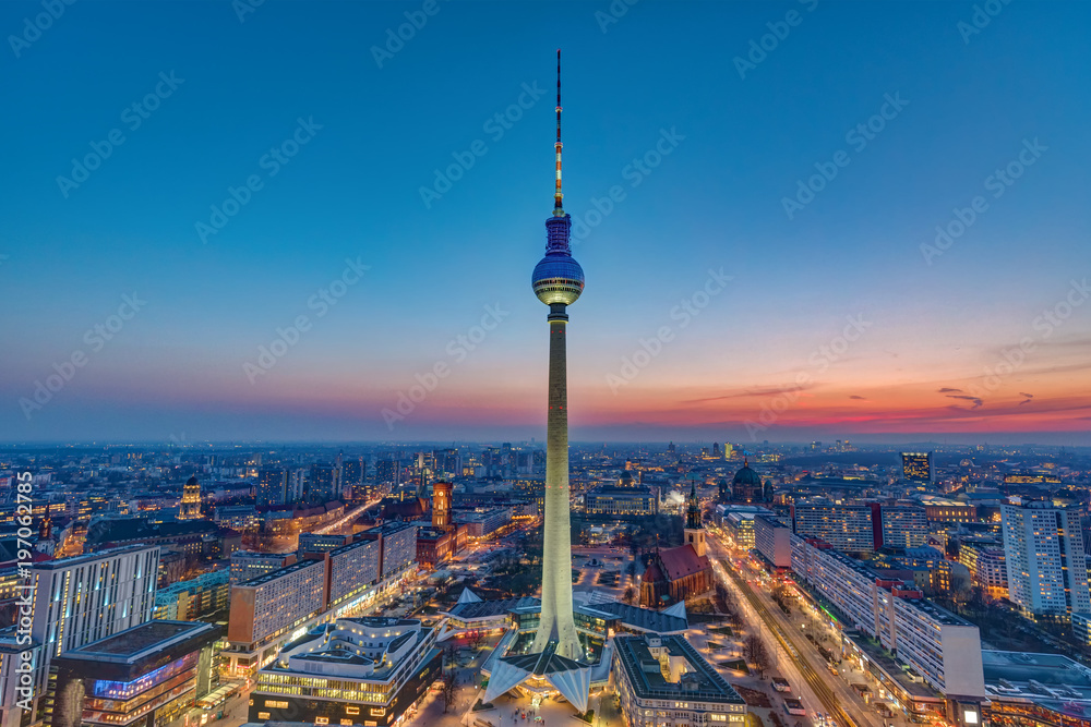 Fototapeta premium Panoramę Berlina ze słynną wieżą telewizyjną po zachodzie słońca